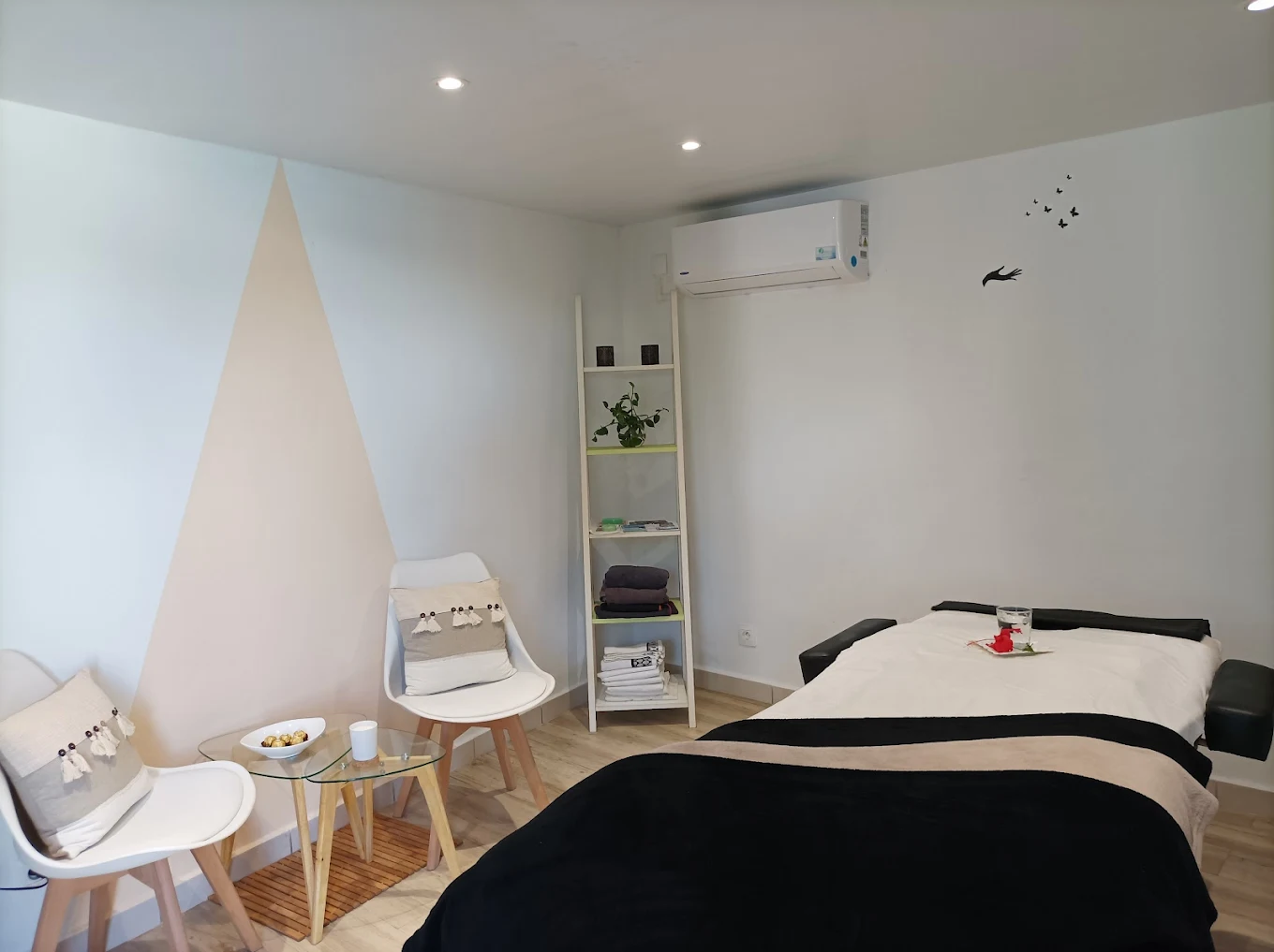 Chambre de massage lumineuse et épurée